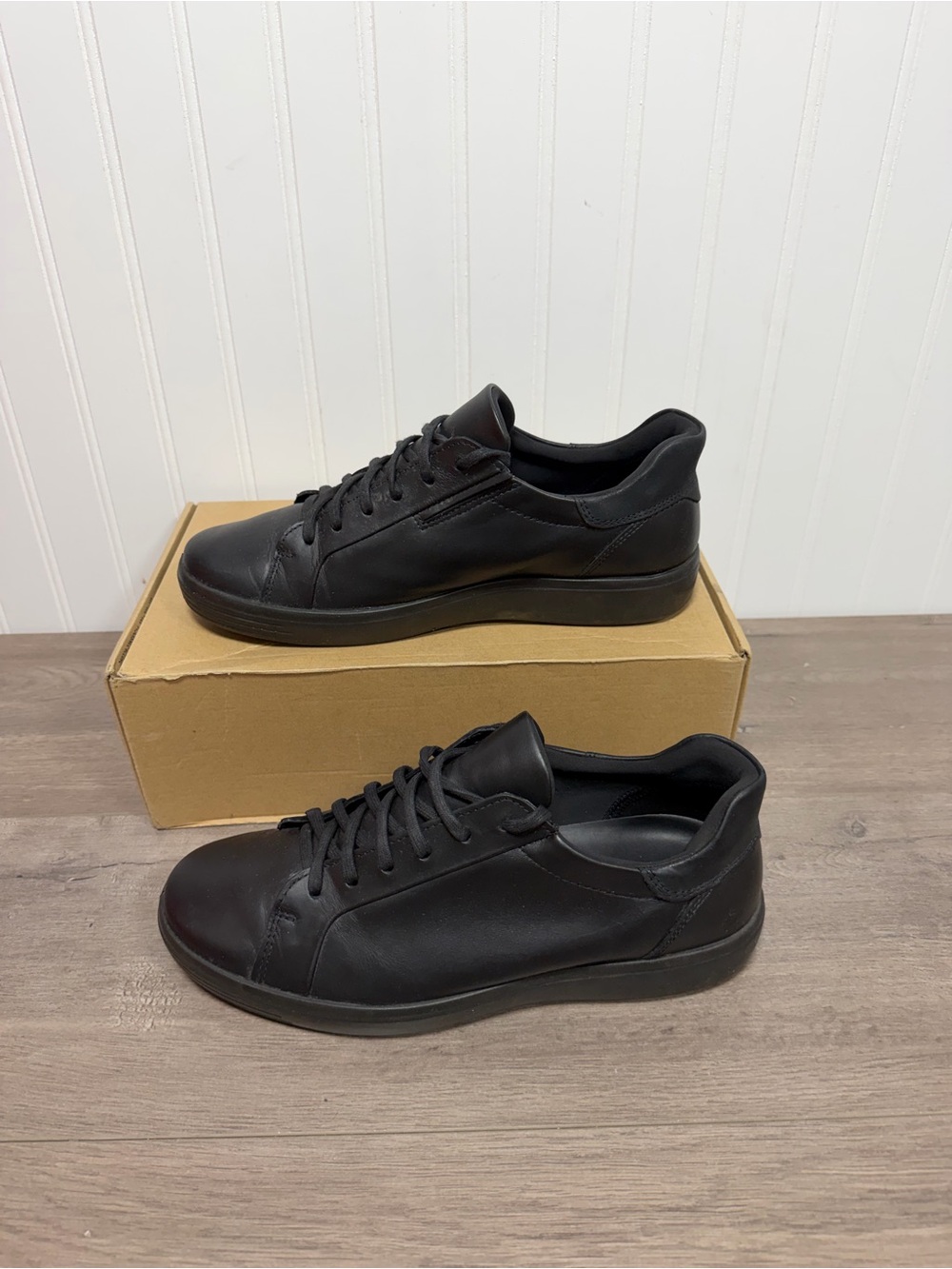 Used men’s ECCO Soft 7 leather sneakers size 8-8.5